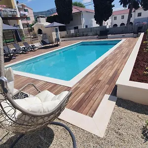 Mestrovic With Heated Swiming Pool- Near Split Apartman Kastela